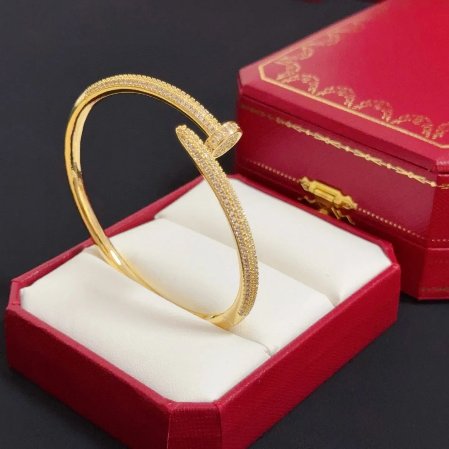 💰115 卡地亚镶钉子手镯 高端定制版本 镶嵌钻工艺 V金材质 经典而时尚风格 用凌厉线条重构爱情美学!打破常规,镶嵌钻设计反而成就高级感天花板——无需浮华堆砌,爱本应纯粹如初 卡地亚受众多明星网红的爱戴 豹子系列手镯 绝对是永恒经典 而且男女不限 年龄不限 !戴上它你就是焦点!