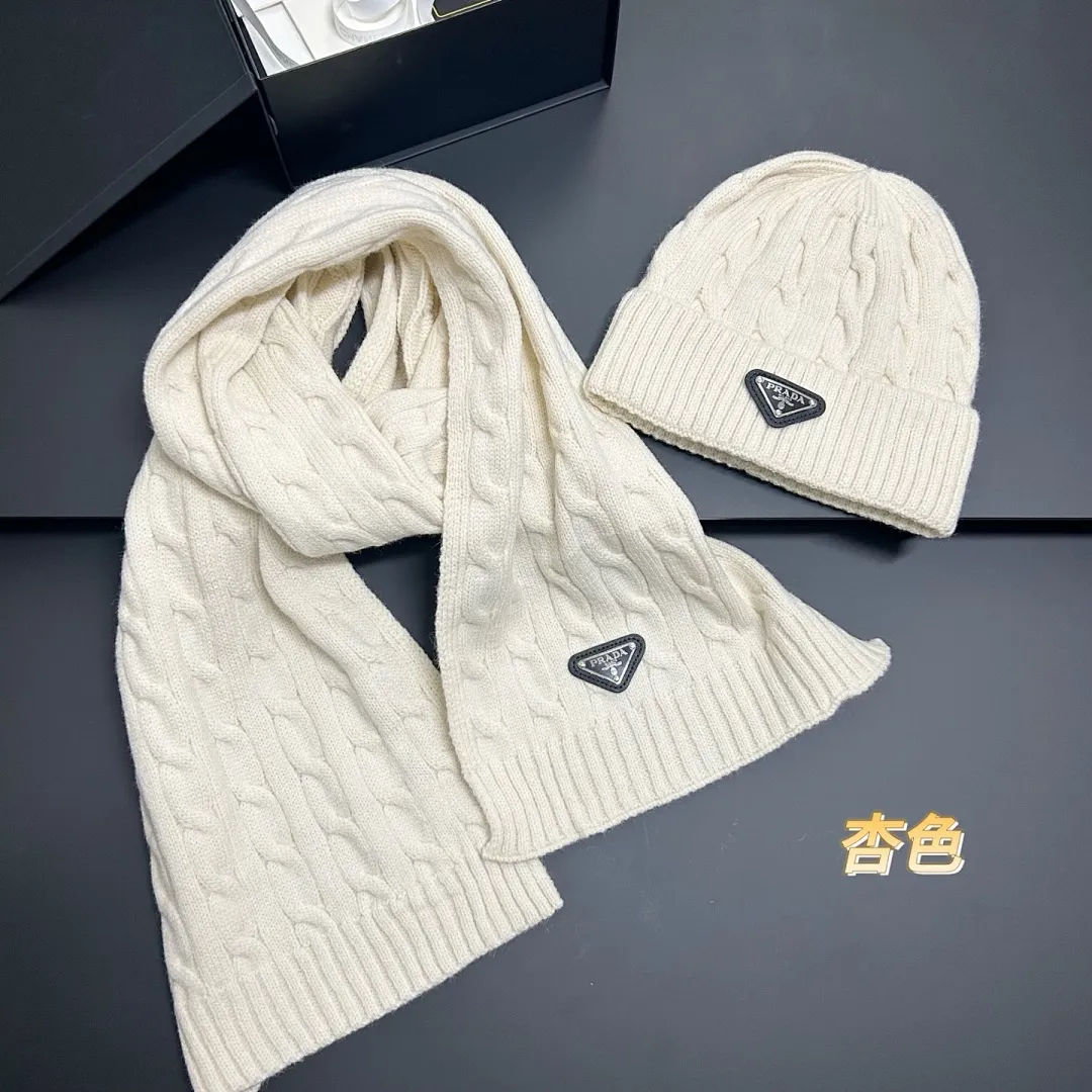 PRADA o围巾+帽子套装