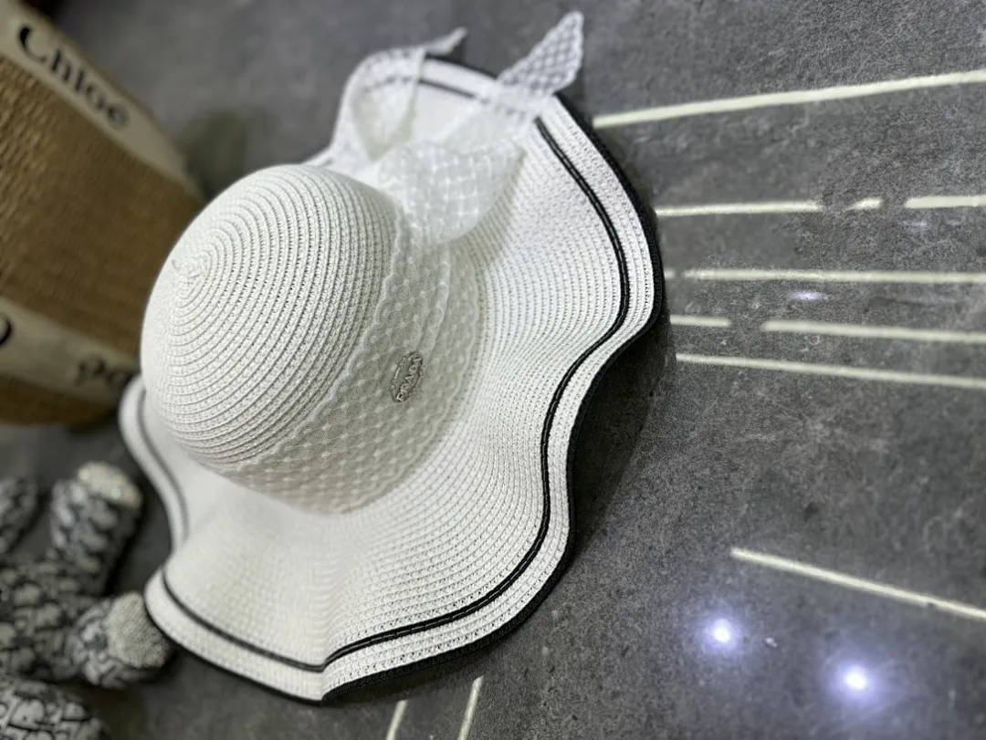 普拉达爆款蕾丝波浪边大檐帽