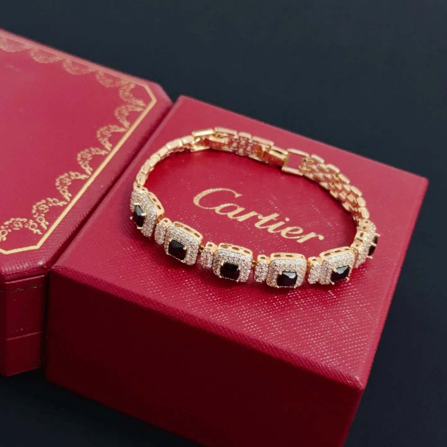 P135 卡地亚镶钻手链 高端定制版本 镶嵌钻工艺 V金材质 经典而时尚风格 用凌厉线条重构爱情美学!打破常规,镶嵌钻设计反而成就高级感天花板——无需浮华堆砌,爱本应纯粹如初 卡地亚受众多明星网红的爱戴 豹子系列手镯 绝对是永恒经典 而且男女不限 年龄不限 !戴上它你就是焦点!