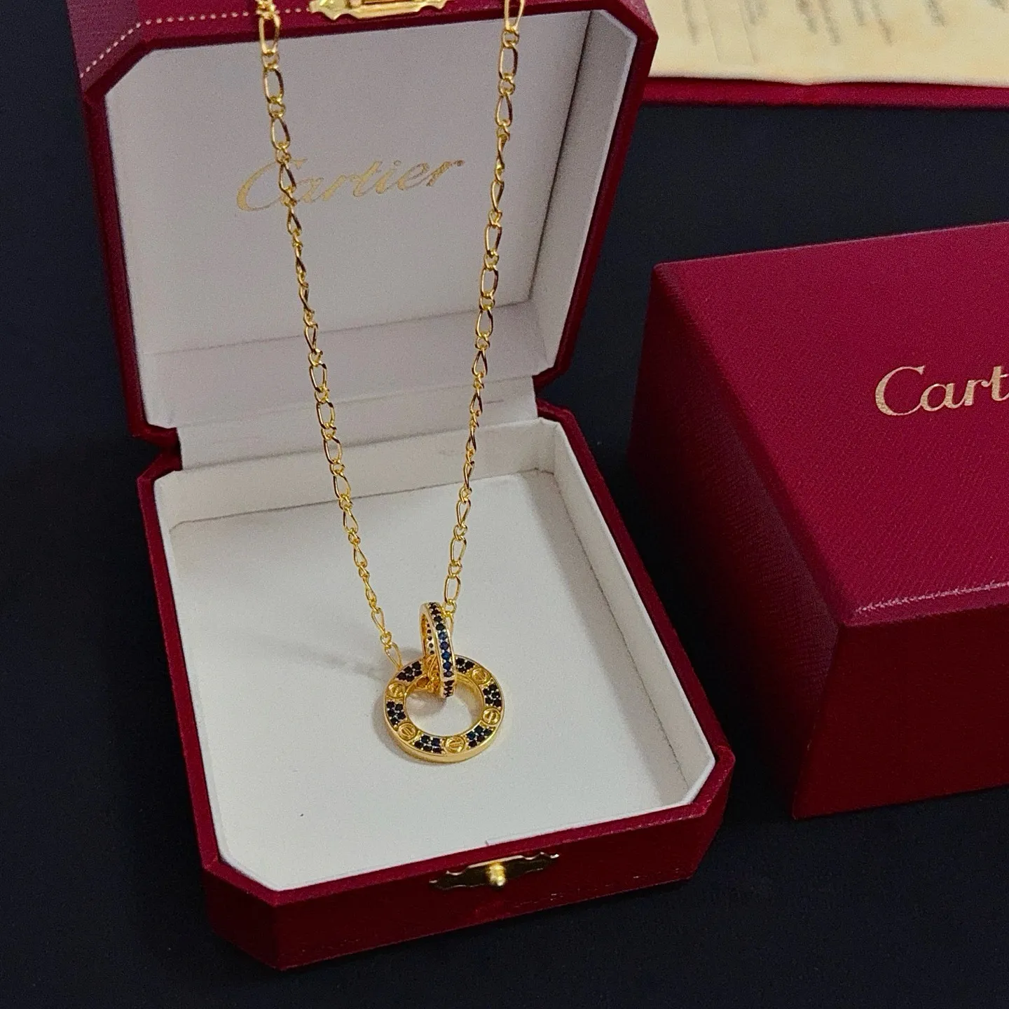 💰105 卡地亚镶钻项链 高端定制版本 镶嵌钻工艺 V金材质 经典而时尚风格 用凌厉线条重构爱情美学!打破常规,镶嵌钻设计反而成就高级感天花板——无需浮华堆砌,爱本应纯粹如初 卡地亚受众多明星网红的爱戴 豹子系列手镯 绝对是永恒经典 而且男女不限 年龄不限 !戴上它你就是焦点!