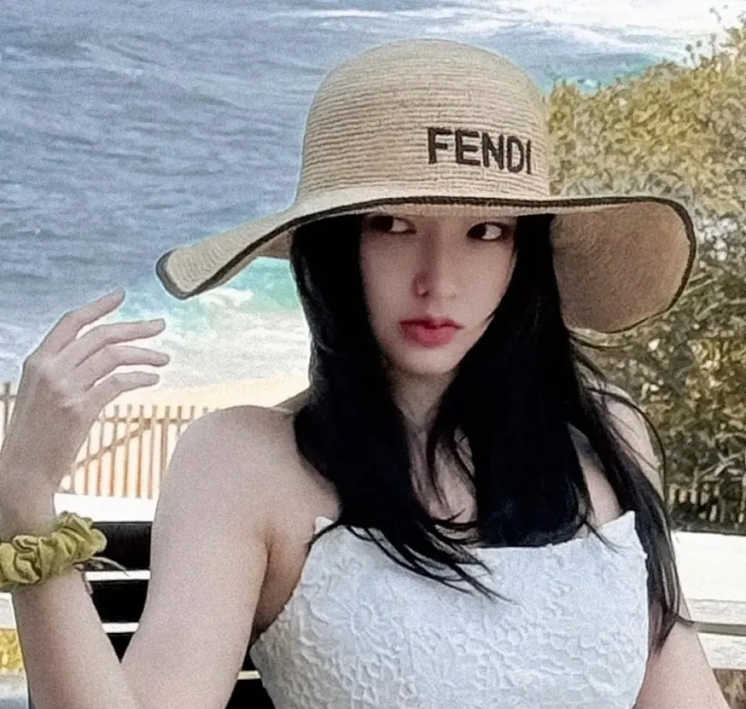 跑量🉐125 定制款，不退换！ 2⃣️5⃣️上新ꫛꫀꪝ ❥—— ✨FD原单进口拉菲草刺绣字母大帽檐草盆帽 ⚜️独家定制 百搭时尚款！ 💫草本色