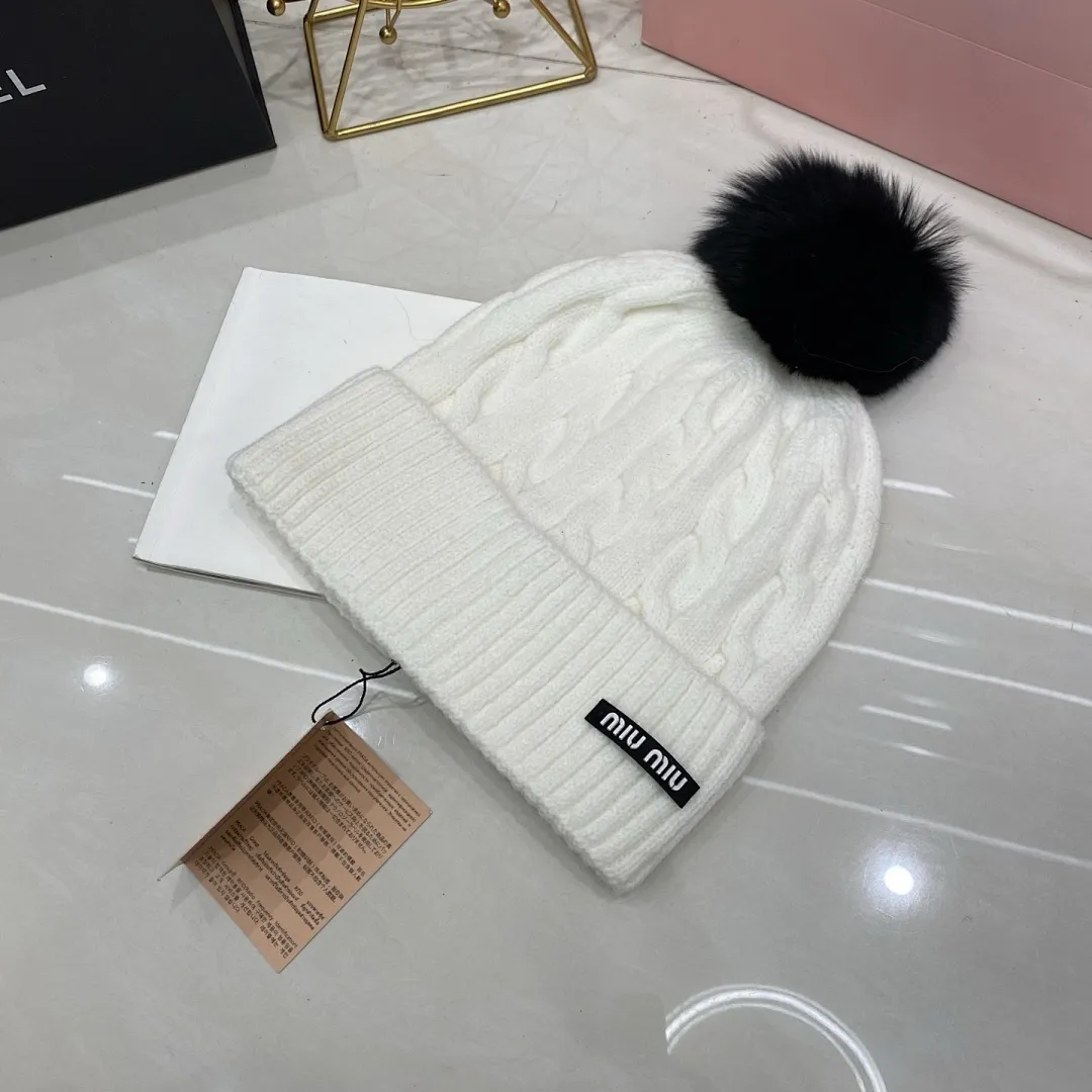 MIU MIU 羊绒针织帽 搭配狐狸毛球高级感升级+++🖤