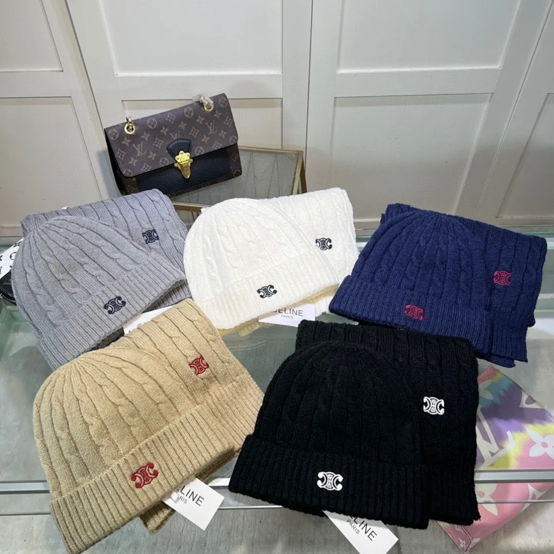 赛琳CELINE 小红书爆款，官网新品经典套装帽子！帽子➕围巾！手感一级棒！暖暖哒超级舒服～这个冬天你就差这么一套装帽子啦～又保暖又时尚！欢迎选择!!
