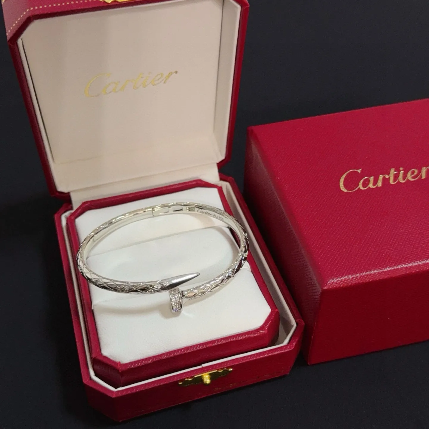 P115 卡地亚镶钻钉子手镯 高端定制版本 镶嵌钻工艺 V金材质 经典而时尚风格 用凌厉线条重构爱情美学！打破常规，镶嵌钻设计反而成就高级感天花板&mdash;&mdash;无需浮华堆砌，爱本应纯粹如初 卡地亚受众多明星网红的爱戴 豹子系列手镯 绝对是永恒经典 而且男女不限 年龄不限 ！戴上它你就是焦点！