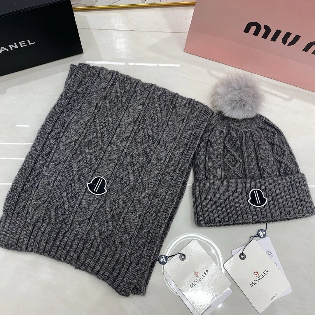 Moncler羊绒套装：围巾🧣/羊绒针织帽+狐狸毛球