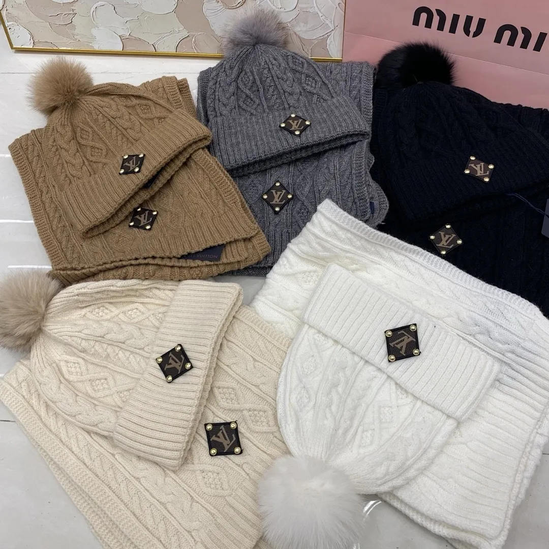 Lv羊绒套装：围巾🧣/羊绒针织帽+狐狸毛球