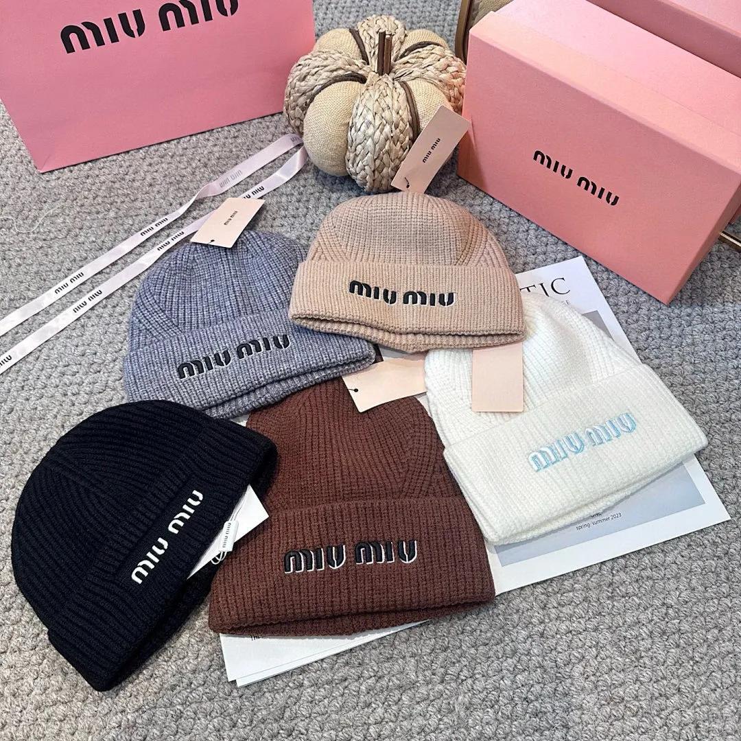 miumiu缪缪🐰秋冬刺绣毛线帽 这种高级简直质感从头开始了!巨推荐大家 这顶不管什么类型的衣服都好配 💖休闲和甜美都能牢牢拿捏!