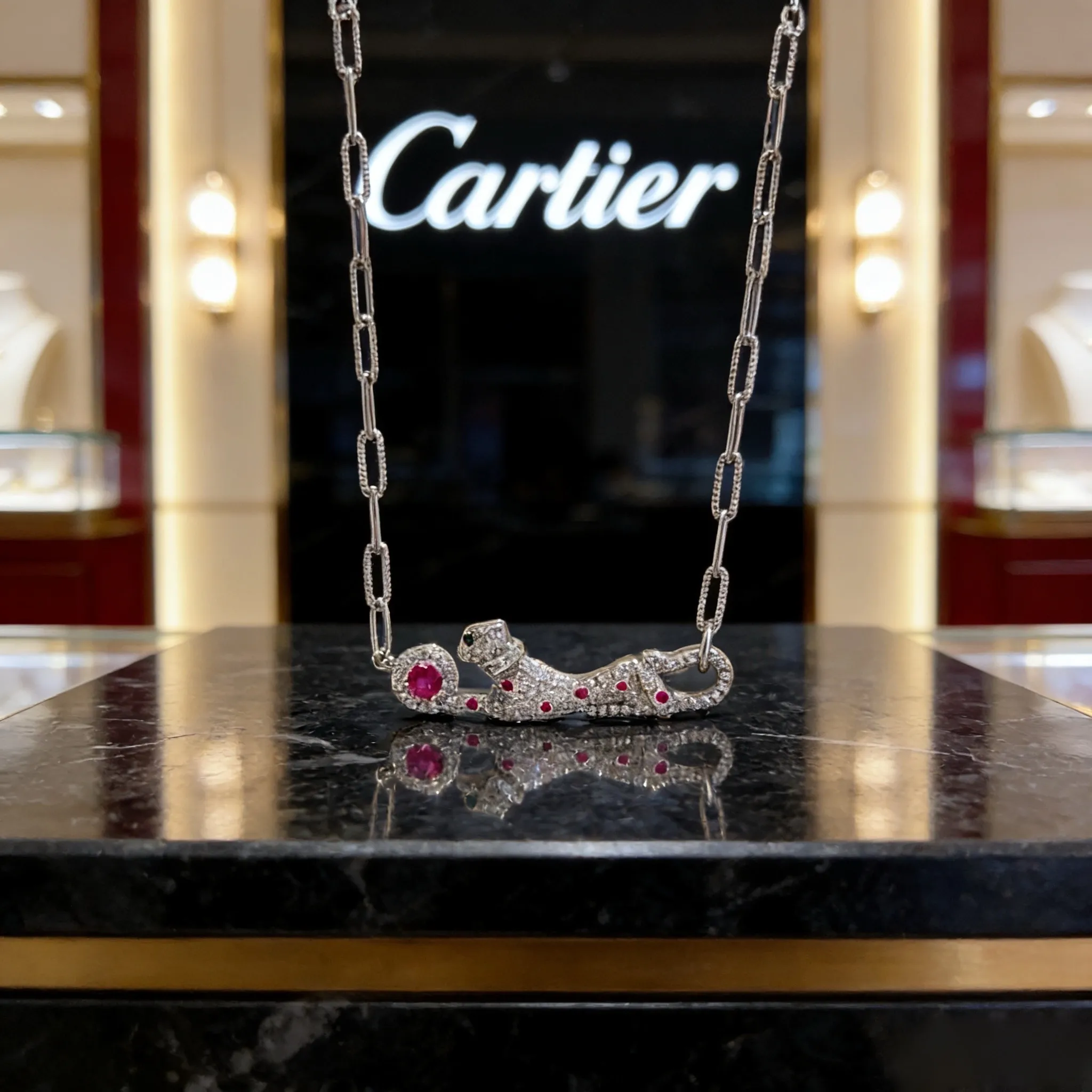 P115卡地亚镶钻猎豹项链 高端定制版本 镶嵌钻工艺 V金材质 经典而时尚风格 用凌厉线条重构爱情美学!打破常规,镶嵌钻设计反而成就高级感天花板——无需浮华堆砌,爱本应纯粹如初 卡地亚受众多明星网红的爱戴 豹子系列手镯 绝对是永恒经典 而且男女不限 年龄不限 !戴上它你就是焦点!