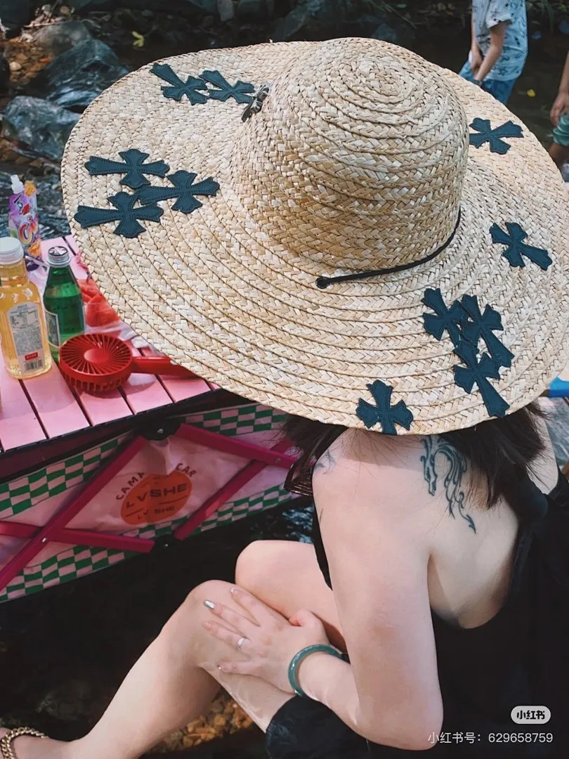 跑量🉐115 定制款,不退换! 上新ꫛꫀꪝ ❥—— 🆕超赞克罗心十字架麦秆草大边盆帽 🪄少量现货 赶快报单 🖤出游度假拍照必备单品 📸超级出片