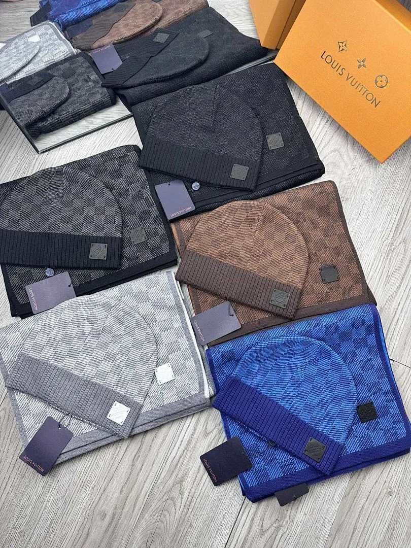 L家。【羊毛套装帽子-帽子➕围巾】经典套装帽子!暖暖哒超级舒服~冬日小姐姐减龄神器哦~这个冬天你就差这么一套套装帽子啦~又保暖又时尚!男女通用款!可以做情侣款!防伪标签吊卡齐全!多多款式,欢迎选择!