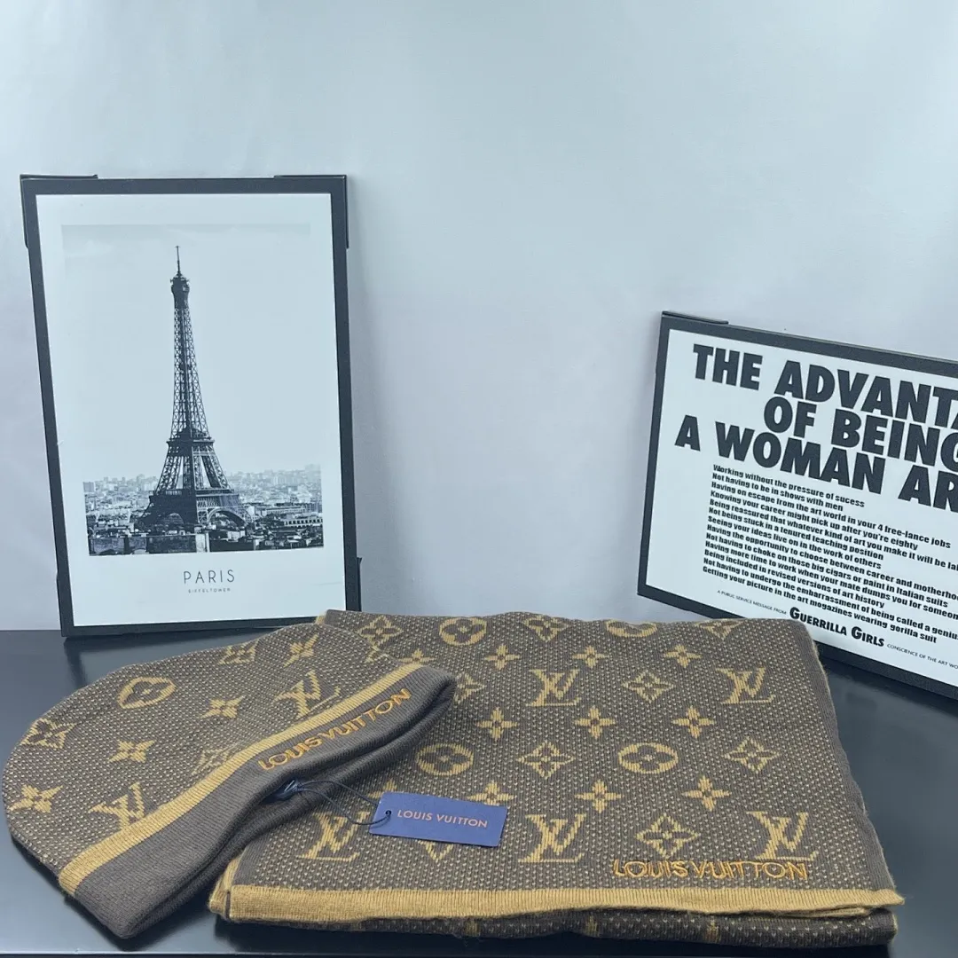 L家 【羊毛套装帽子-帽子➕围巾】经典套装帽子！成分：70%羊毛➕30%兔毛。