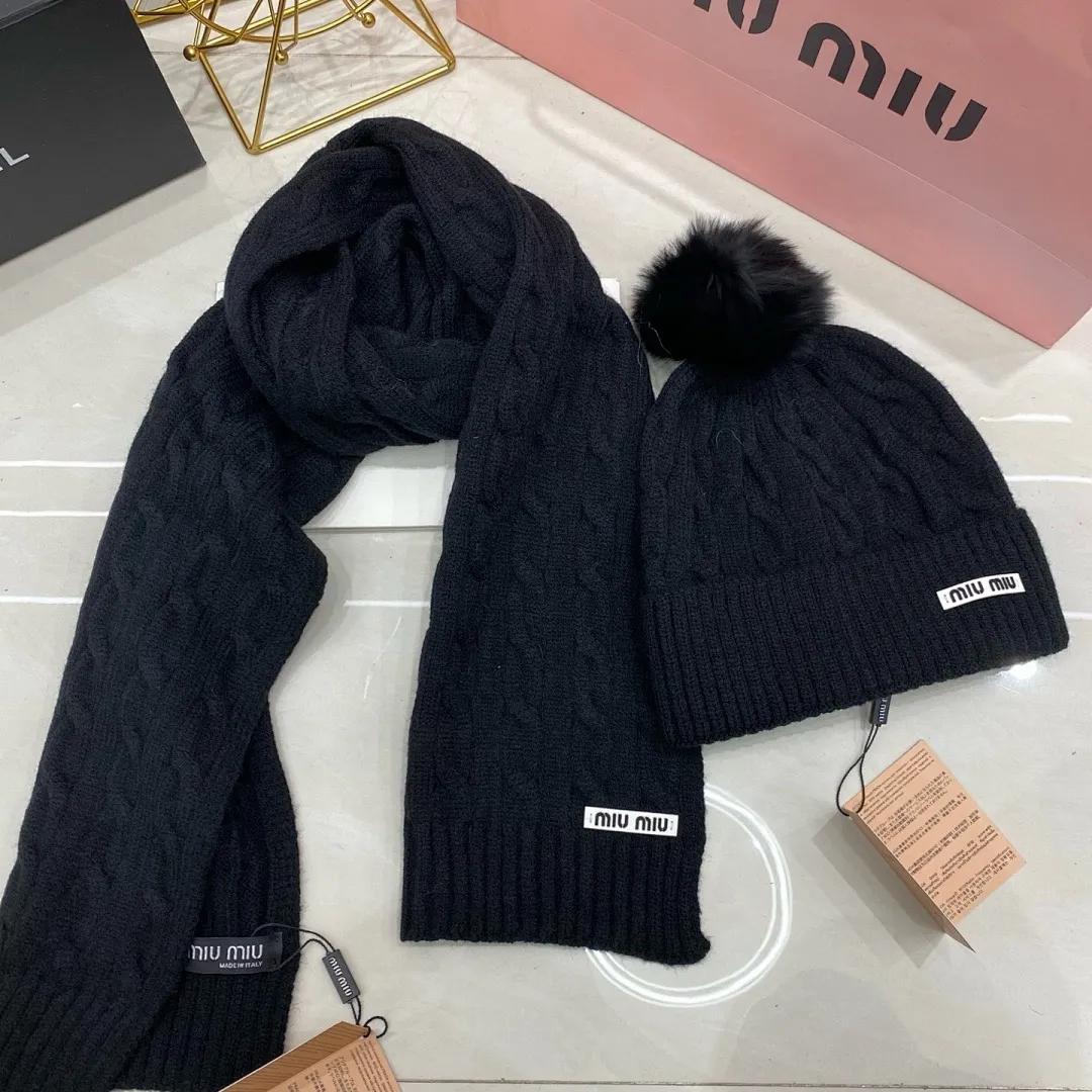 MIU MIU 两件套 羊绒针织帽搭配狐狸毛球/围巾🧣 (立体字母显高级🖤)