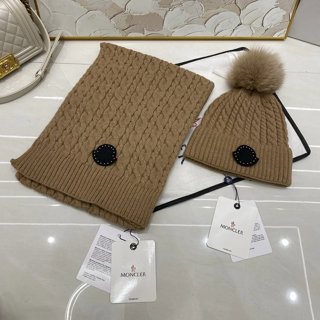 Moncler 两件套 羊绒针织帽搭配狐狸毛球+围巾🧣