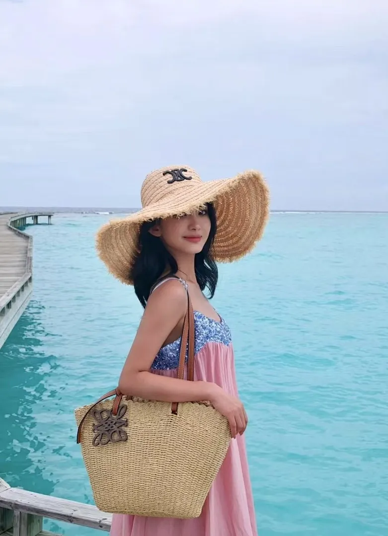 跑量🉐110 定制款，不退换！ 终于到货啦[捂脸] 🆕凯旋门专柜同款 拉菲草毛边大帽檐刺绣Logo 海边度假🏖️遮阳必须品