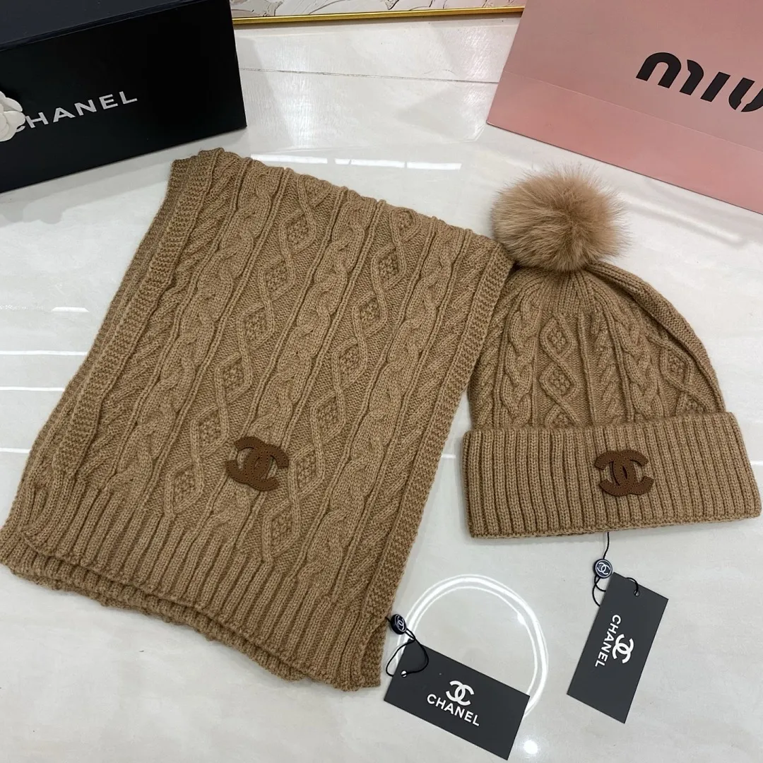 Chanel 羊绒套装:围巾🧣/羊绒针织帽+狐狸毛球