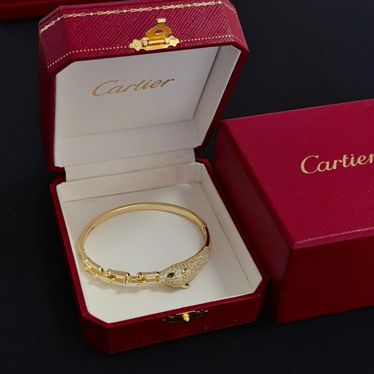 💰125 卡地亚镶钻手镯,高端定制版本 镶嵌钻工艺 V金材质 经典而时尚风格 用凌厉线条重构爱情美学!打破常规,镶嵌钻设计反而成就高级感天花板——无需浮华堆砌,爱本应纯粹如初 卡地亚受众多明星网红的爱戴 豹子系列手镯 绝对是永恒经典 而且男女不限 年龄不限 !戴上它你就是焦点!