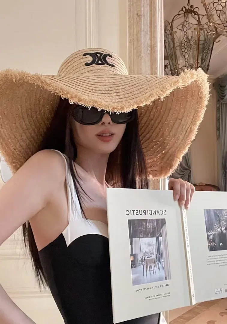 跑量🉐110 定制款，不退换！ 终于到货啦[捂脸] 🆕凯旋门专柜同款 拉菲草毛边大帽檐刺绣Logo 海边度假🏖️遮阳必须品