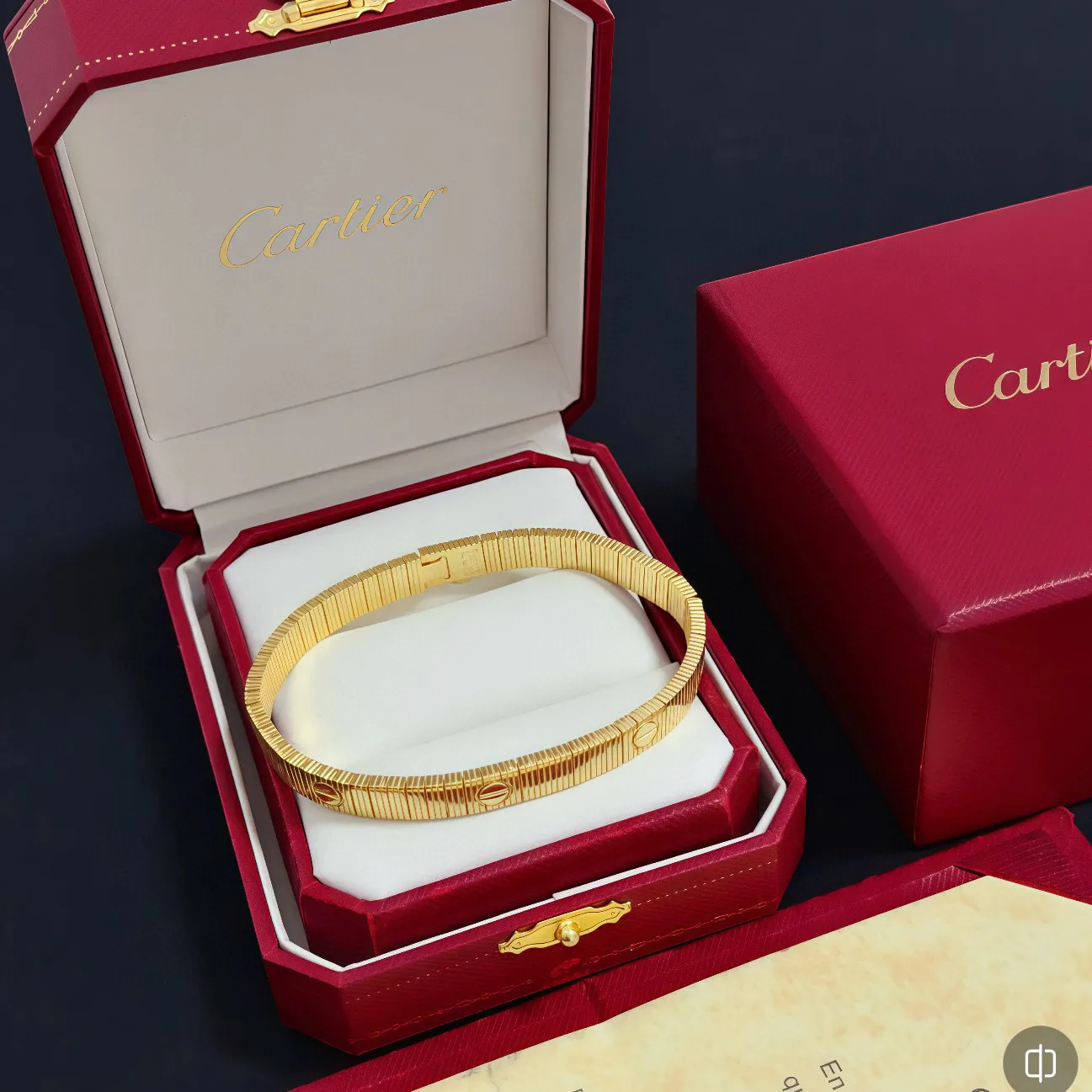 P155 卡地亚手链 高端定制版本 镶嵌钻工艺 V金材质 经典而时尚风格 用凌厉线条重构爱情美学!打破常规,镶嵌钻设计反而成就高级感天花板——无需浮华堆砌,爱本应纯粹如初 卡地亚受众多明星网红的爱戴 豹子系列手镯 绝对是永恒经典 而且男女不限 年龄不限 !戴上它你就是焦点!