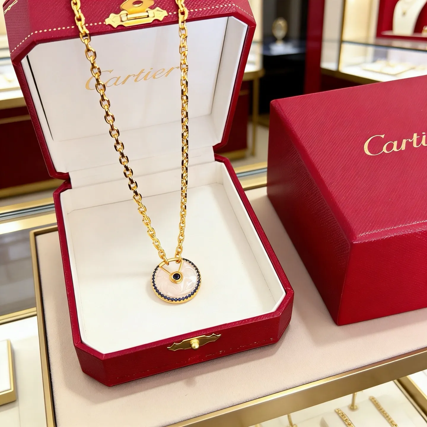 P105 卡地亚镶钻项链 高端定制版本 镶嵌钻工艺 V金材质 经典而时尚风格 用凌厉线条重构爱情美学！打破常规，镶嵌钻设计反而成就高级感天花板&mdash;&mdash;无需浮华堆砌，爱本应纯粹如初 卡地亚受众多明星网红的爱戴 豹子系列手镯 绝对是永恒经典 而且男女不限 年龄不限 ！戴上它你就是焦点！