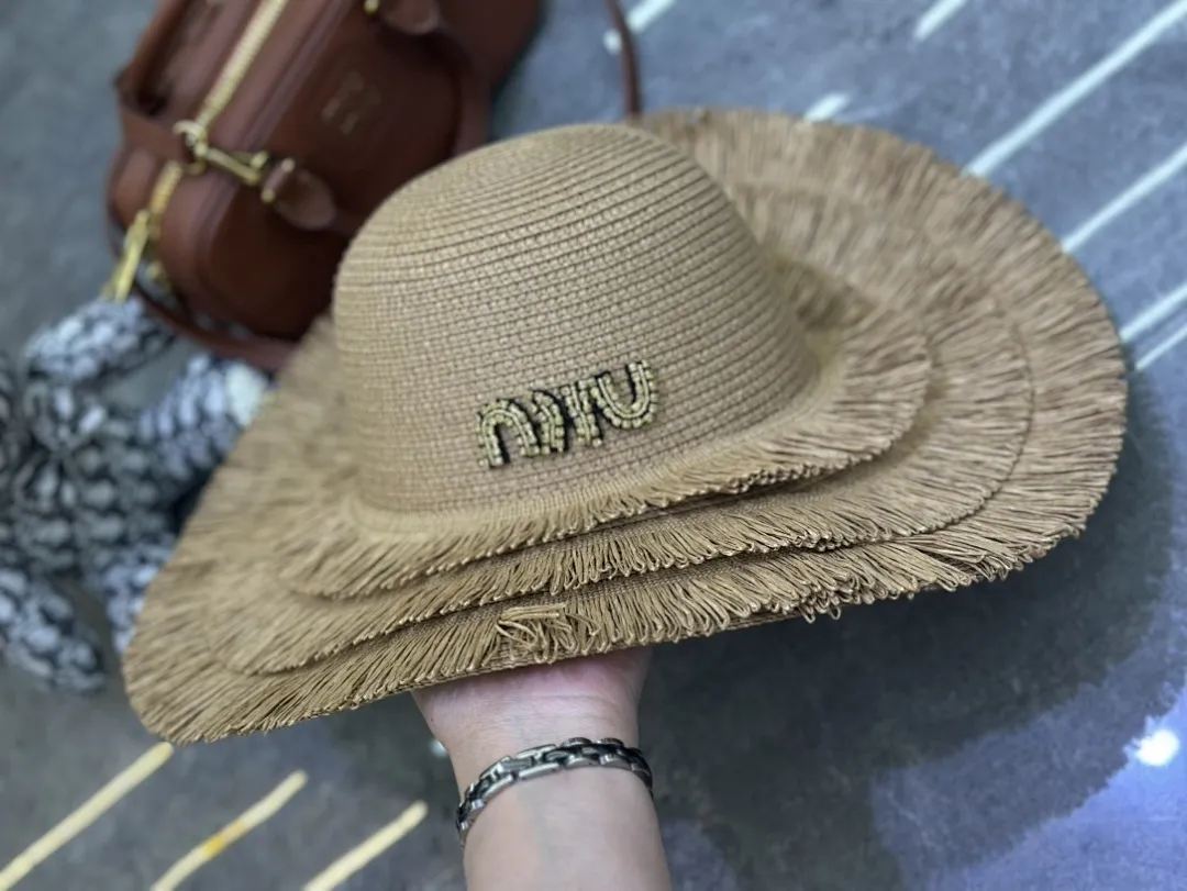 Miumiu 爆款裙边大檐帽