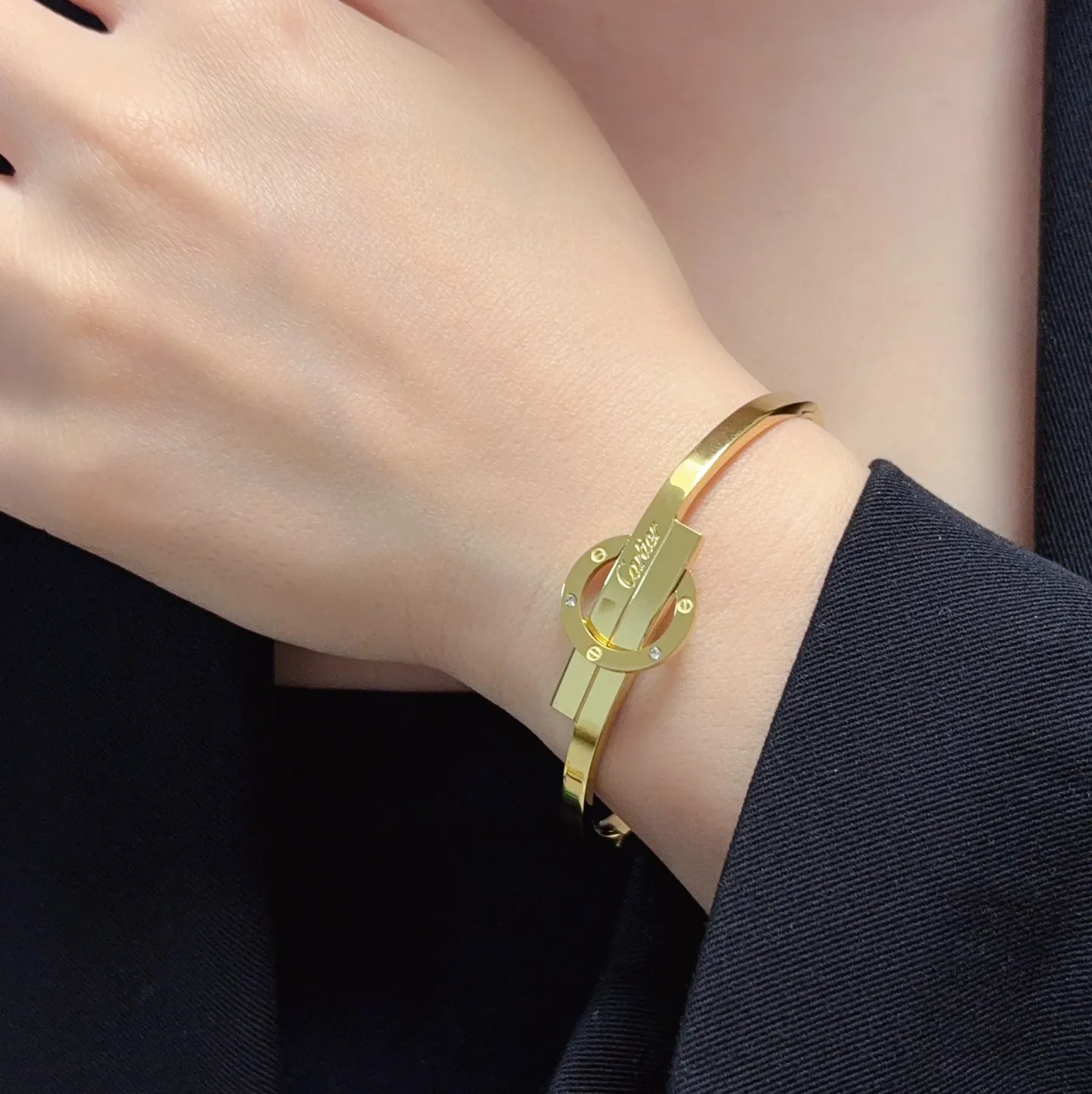 &yen;50 👑Cartier 卡地亚官网最新发布 👉🏻火爆窄版细款中号手镯💥进口精工保色18k💯高端定制👈🏻🙈🙈🙈顶级工艺 专柜logo刻字清晰 360度无死角！😘全新的窄版设计 更显精致～如此美物 你必须拥有💋超级显白👍