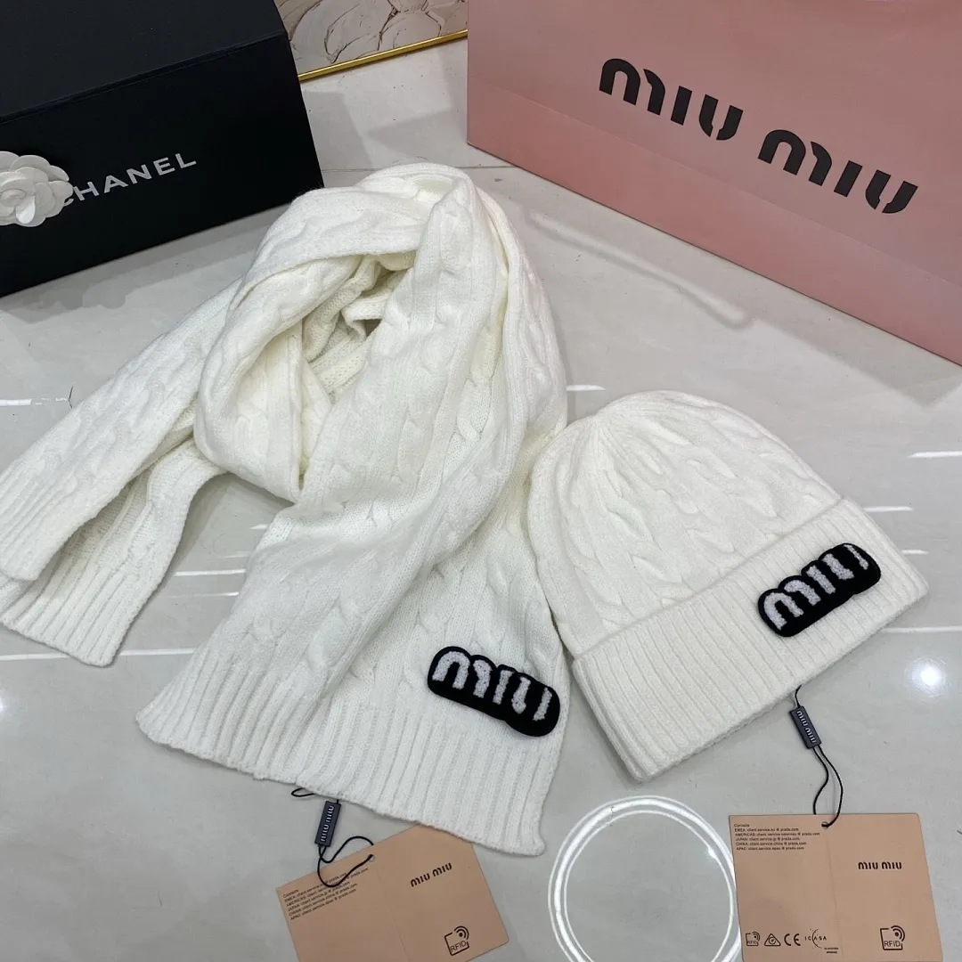MiuMiu 羊绒套装：围巾🧣/羊绒针织帽