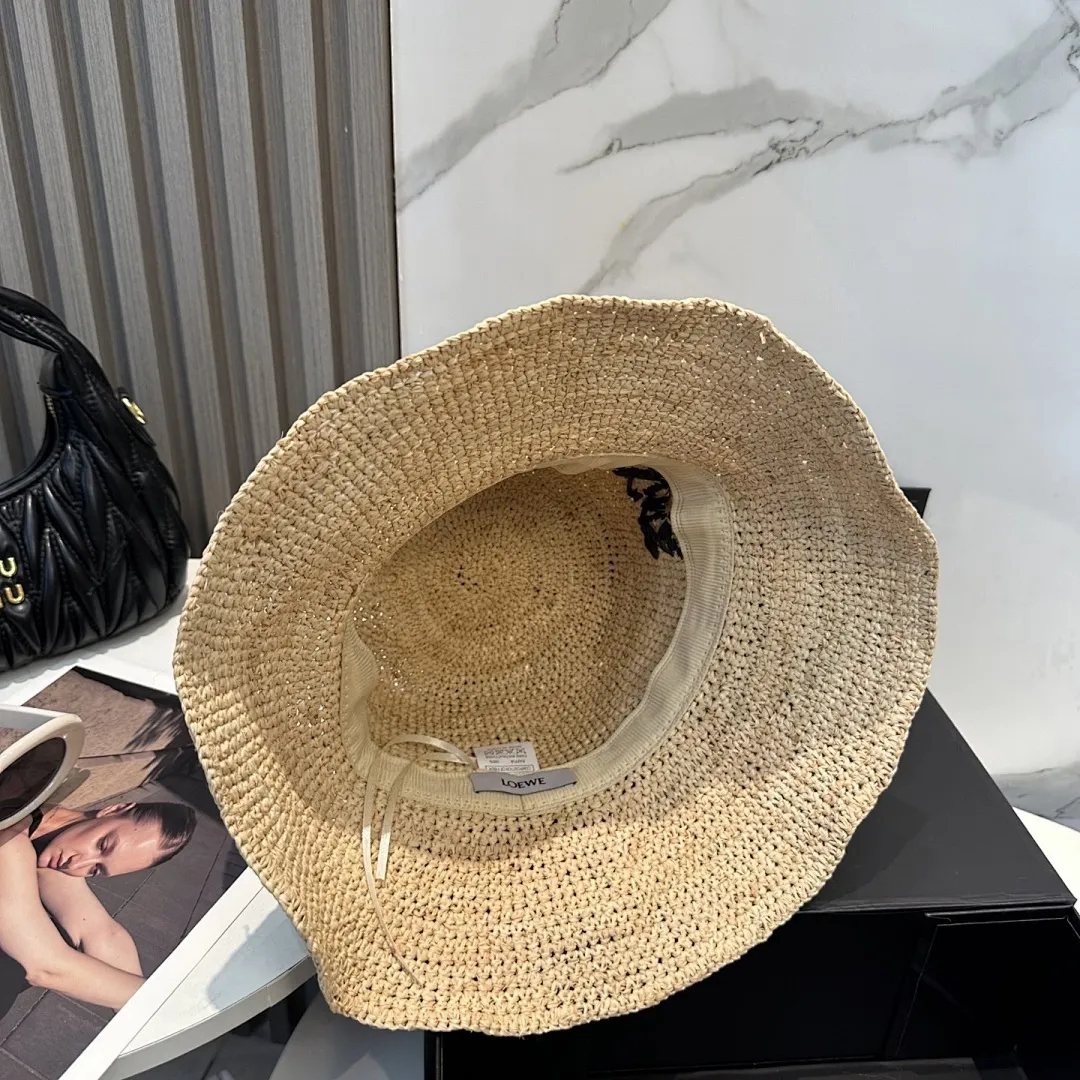 Loewe/罗意威 春夏新品草编帽🎩 【升级版❗️今年重工提升采用进口细小拉菲草 编织而成 ， 买过拉菲草帽的宝们应该都知拉菲草材料越细成本就越贵。】 进口拉菲草草帽 标志性字母logo设计 很修