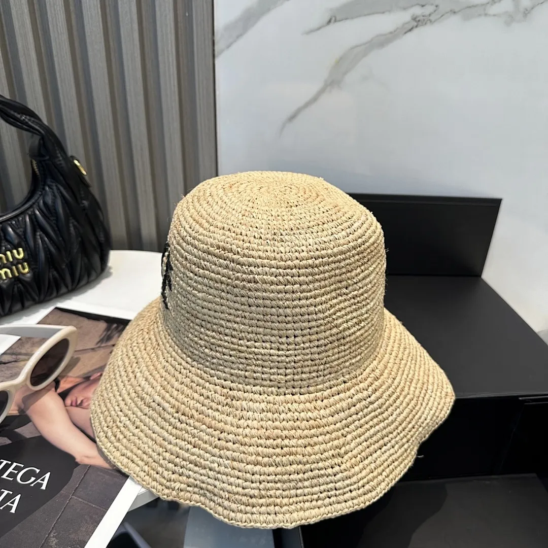 Loewe/罗意威 春夏新品草编帽🎩 【升级版❗️今年重工提升采用进口细小拉菲草 编织而成 ， 买过拉菲草帽的宝们应该都知拉菲草材料越细成本就越贵。】 进口拉菲草草帽 标志性字母logo设计 很修