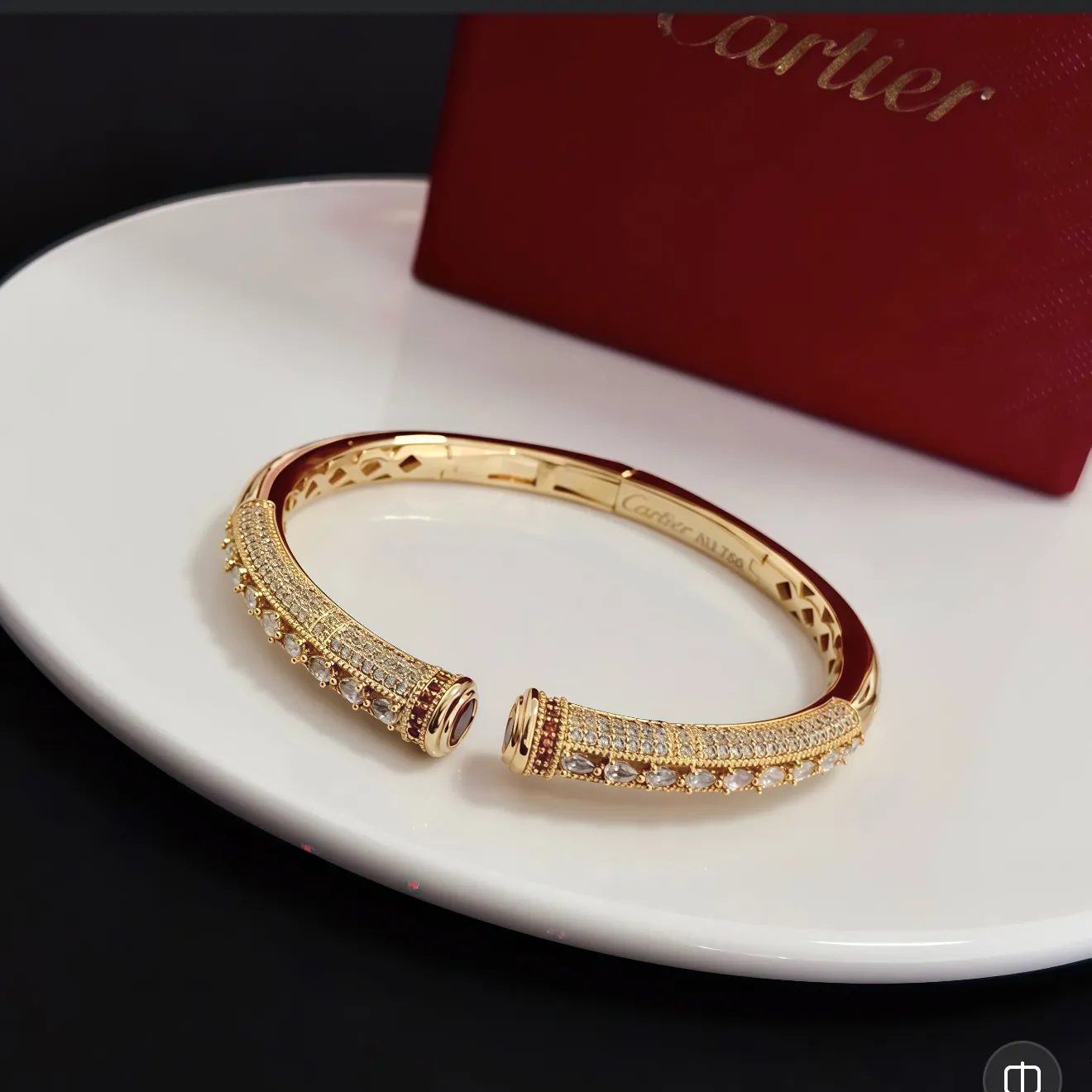 P125 卡地亚手镯 高端定制版本 镶嵌钻工艺 V金材质 经典而时尚风格 用凌厉线条重构爱情美学!打破常规,镶嵌钻设计反而成就高级感天花板——无需浮华堆砌,爱本应纯粹如初 卡地亚受众多明星网红的爱戴 豹子系列手镯 绝对是永恒经典 而且男女不限 年龄不限 !戴上它你就是焦点!