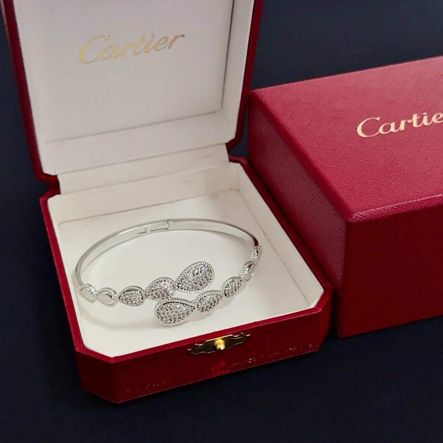 P115 卡地亚镶钻手镯 高端定制版本 镶嵌钻工艺 V金材质 经典而时尚风格 用凌厉线条重构爱情美学！打破常规，镶嵌钻设计反而成就高级感天花板&mdash;&mdash;无需浮华堆砌，爱本应纯粹如初 卡地亚受众多明星网红的爱戴 豹子系列手镯 绝对是永恒经典 而且男女不限 年龄不限 ！戴上它你就是焦点！