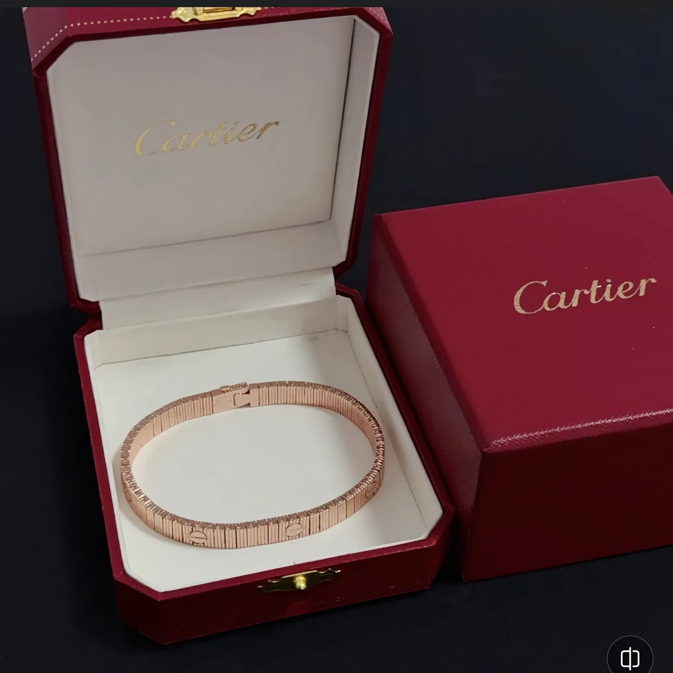 💰145 卡地亚手链 高端定制版本 镶嵌钻工艺 V金材质 经典而时尚风格 用凌厉线条重构爱情美学!打破常规,镶嵌钻设计反而成就高级感天花板——无需浮华堆砌,爱本应纯粹如初 卡地亚受众多明星网红的爱戴 豹子系列手镯 绝对是永恒经典 而且男女不限 年龄不限 !戴上它你就是焦点!