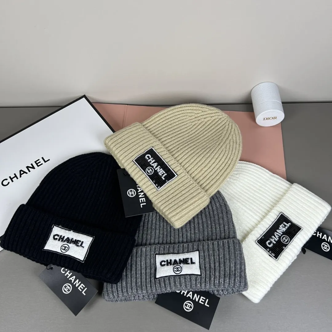 Chanel官网品质香奈儿秋冬网红时尚博主推荐款针织帽，藏着不动声色的高级感，每一处线条都透着利落大方，简约而不简单，大方且不失格调，处处细节都彰显着高端品味，时尚感在克制中愈发耐人寻味。