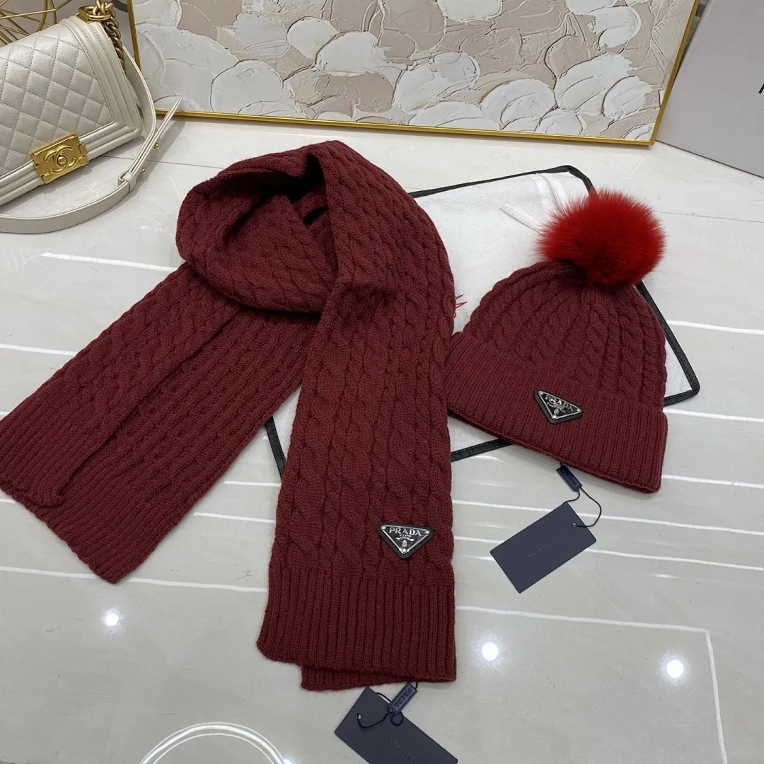 PRADA 两件套 羊绒针织帽搭配狐狸毛球+围巾🧣