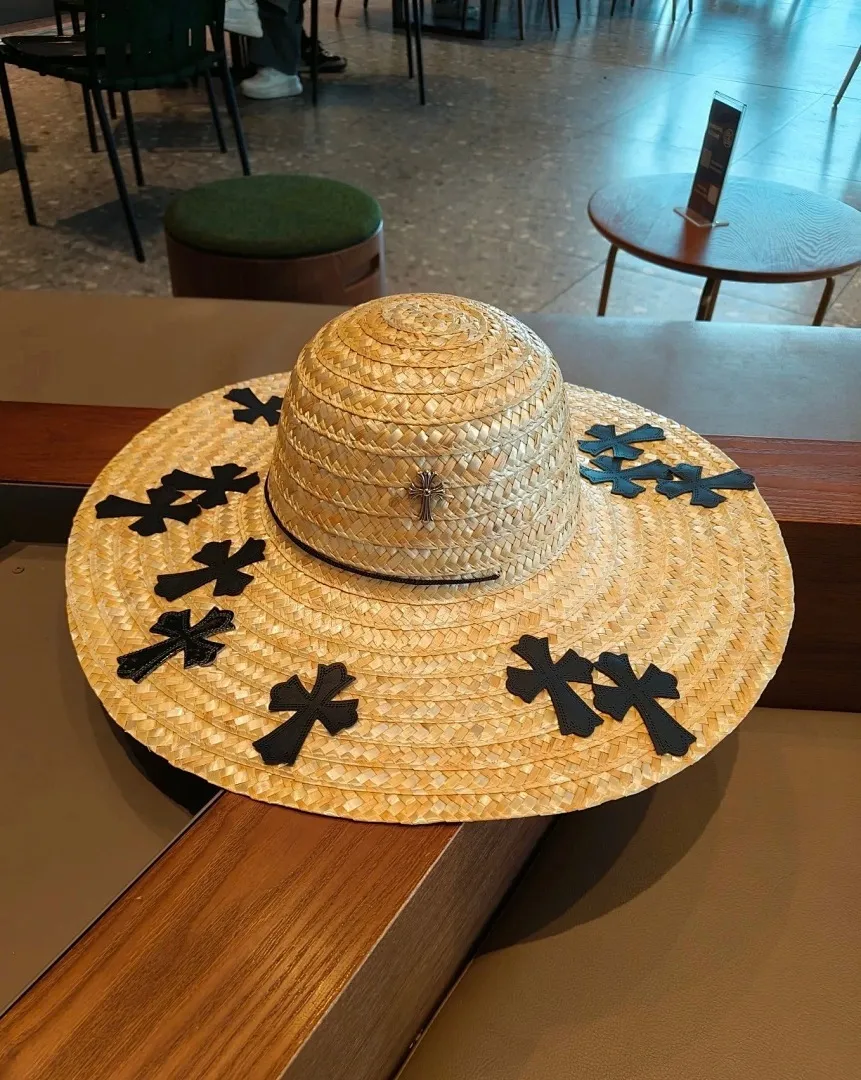 跑量🉐115 定制款，不退换！ 上新ꫛꫀꪝ ❥—— 🆕超赞克罗心十字架麦秆草大边盆帽 🪄少量现货 赶快报单 🖤出游度假拍照必备单品 📸超级出片