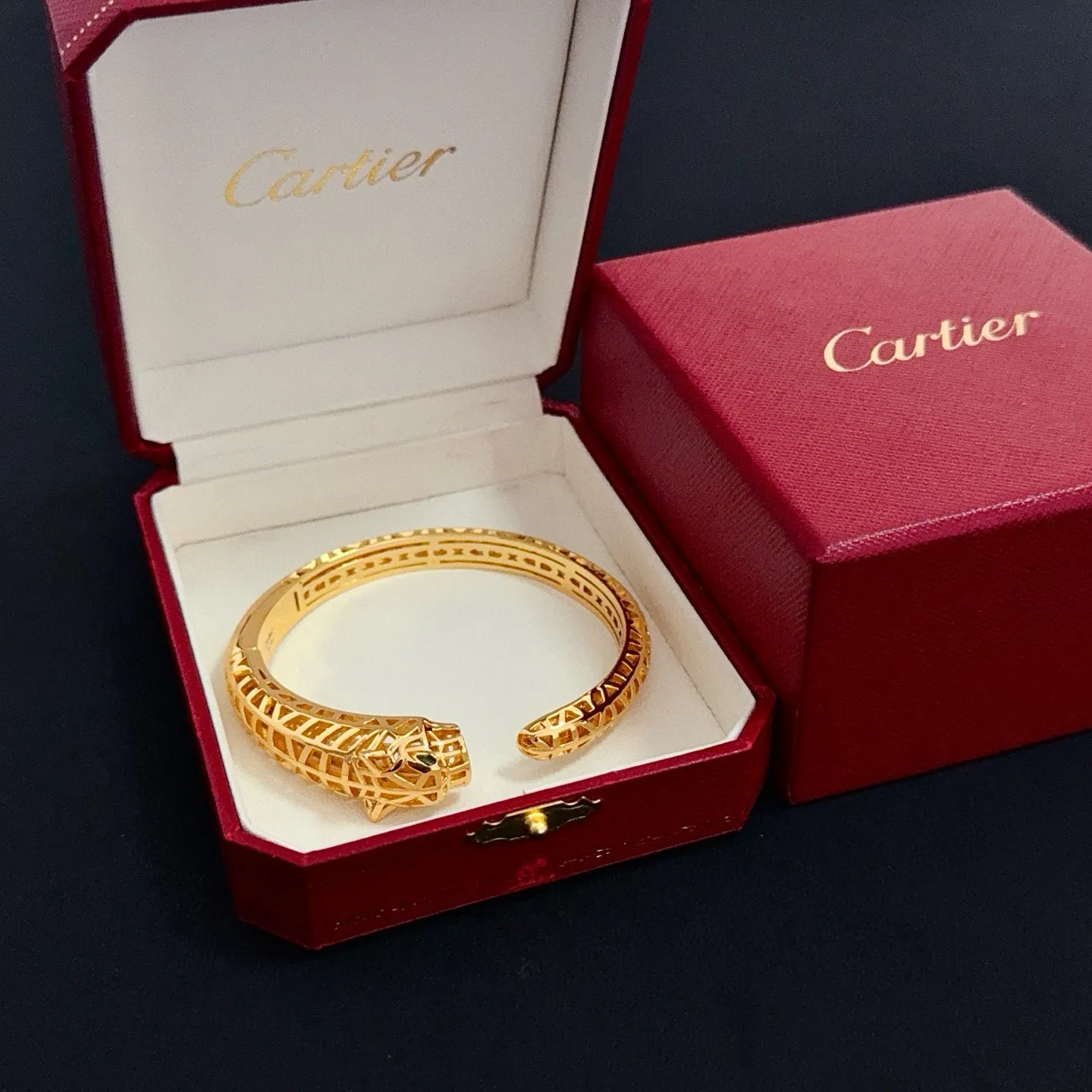 💰125 卡地亚镶钻手镯 高端定制版本 镶嵌钻工艺 V金材质 经典而时尚风格 用凌厉线条重构爱情美学！打破常规，镶嵌钻设计反而成就高级感天花板&mdash;&mdash;无需浮华堆砌，爱本应纯粹如初 卡地亚受众多明星网红的爱戴 豹子系列手镯 绝对是永恒经典 而且男女不限 年龄不限 ！戴上它你就是焦点！