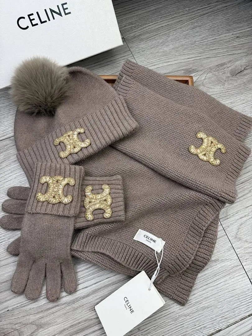 赛琳。【三件套羊毛套装:狐狸毛毛帽子➕围巾➕手套】经典套装帽子!暖暖哒超级舒服~70%羊毛➕30%兔毛。冬日小姐姐减龄神器哦~这个冬天你就差这么一套套装帽子啦~又保暖又时尚!男女通用款!可以做情侣款!