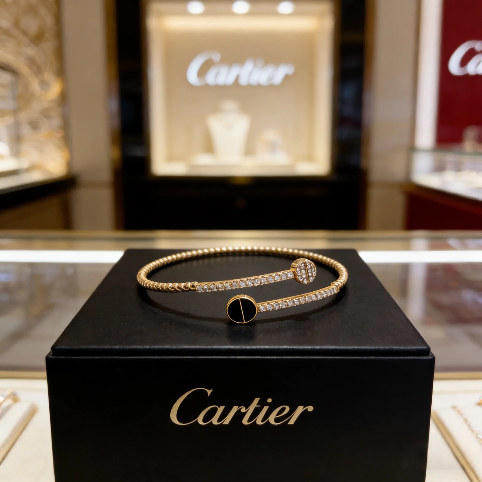 P115 卡地亚手镯 高端定制版本 镶嵌钻工艺 V金材质 经典而时尚风格 用凌厉线条重构爱情美学！打破常规，镶嵌钻设计反而成就高级感天花板&mdash;&mdash;无需浮华堆砌，爱本应纯粹如初 卡地亚受众多明星网红的爱戴 豹子系列手镯 绝对是永恒经典 而且男女不限 年龄不限 ！戴上它你就是焦点！