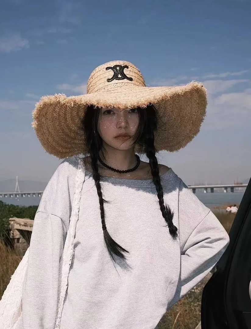 跑量🉐110 定制款，不退换！ 终于到货啦[捂脸] 🆕凯旋门专柜同款 拉菲草毛边大帽檐刺绣Logo 海边度假🏖️遮阳必须品