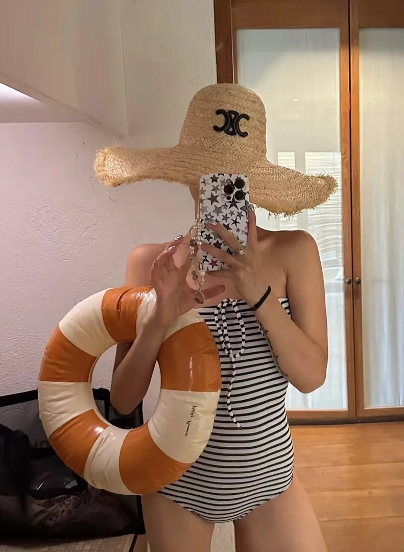 跑量🉐110 定制款，不退换！ 终于到货啦[捂脸] 🆕凯旋门专柜同款 拉菲草毛边大帽檐刺绣Logo 海边度假🏖️遮阳必须品