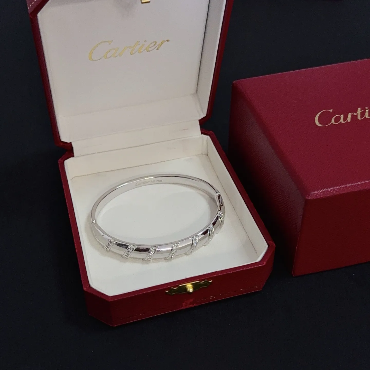 P125 卡地亚手镯 高端定制版本 镶嵌钻工艺 V金材质 经典而时尚风格 用凌厉线条重构爱情美学!打破常规,镶嵌钻设计反而成就高级感天花板——无需浮华堆砌,爱本应纯粹如初 卡地亚受众多明星网红的爱戴 豹子系列手镯 绝对是永恒经典 而且男女不限 年龄不限 !戴上它你就是焦点!