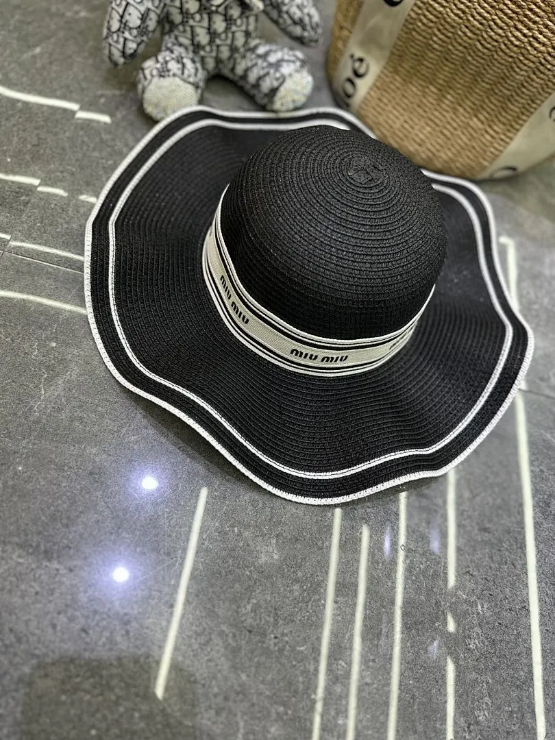 Miumiu 爆款蕾丝波浪边大檐帽