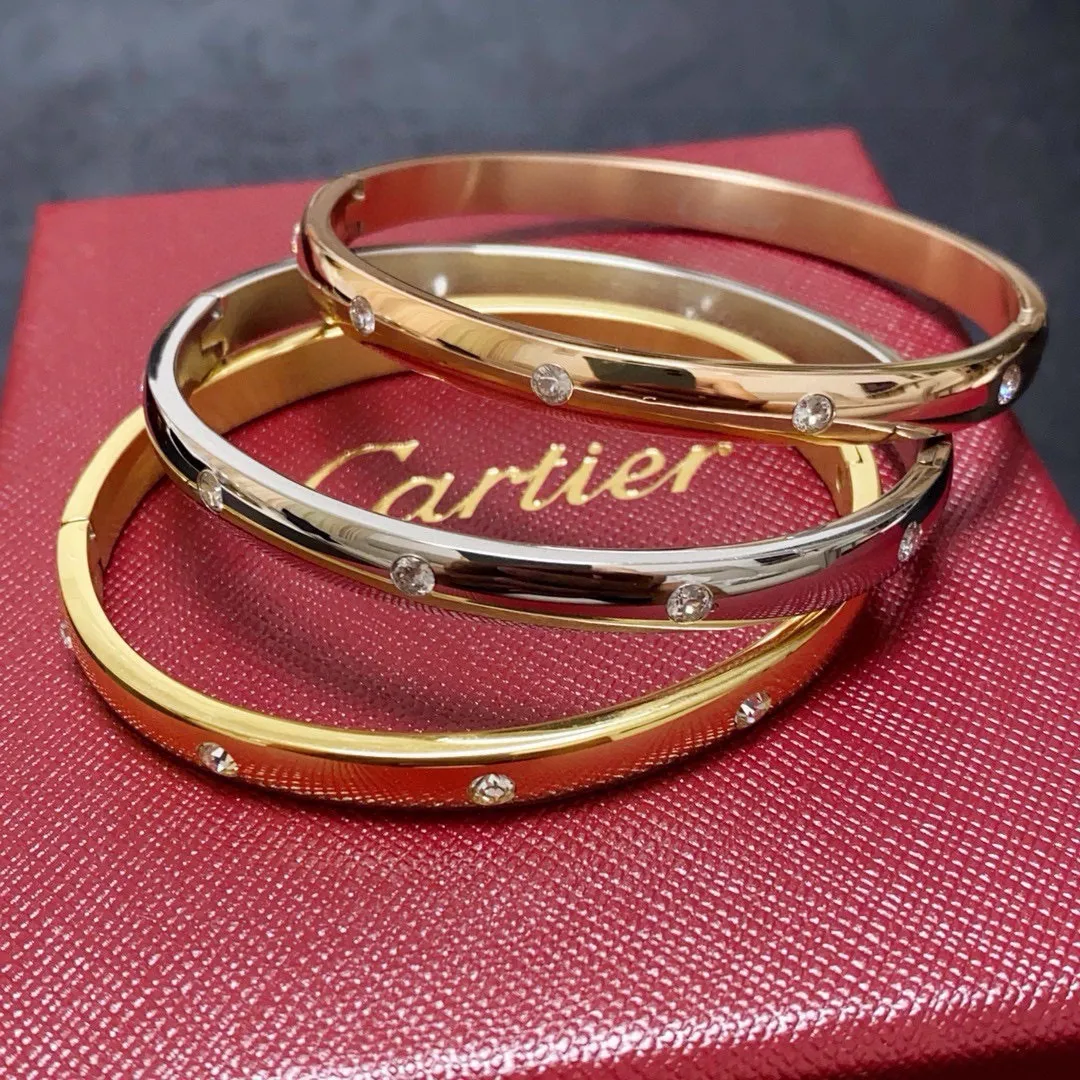 &yen;55 👑Cartier 卡地亚官网最新发布 👉🏻10颗钻火爆镶钻手镯💥进口钻精工保色18k💯高端定制👈🏻🙈🙈🙈顶级工艺 专柜logo刻字清晰 360度无死角！😘全新的窄版设计 更显精致～如此美物 你必须拥有💋超级显白👍