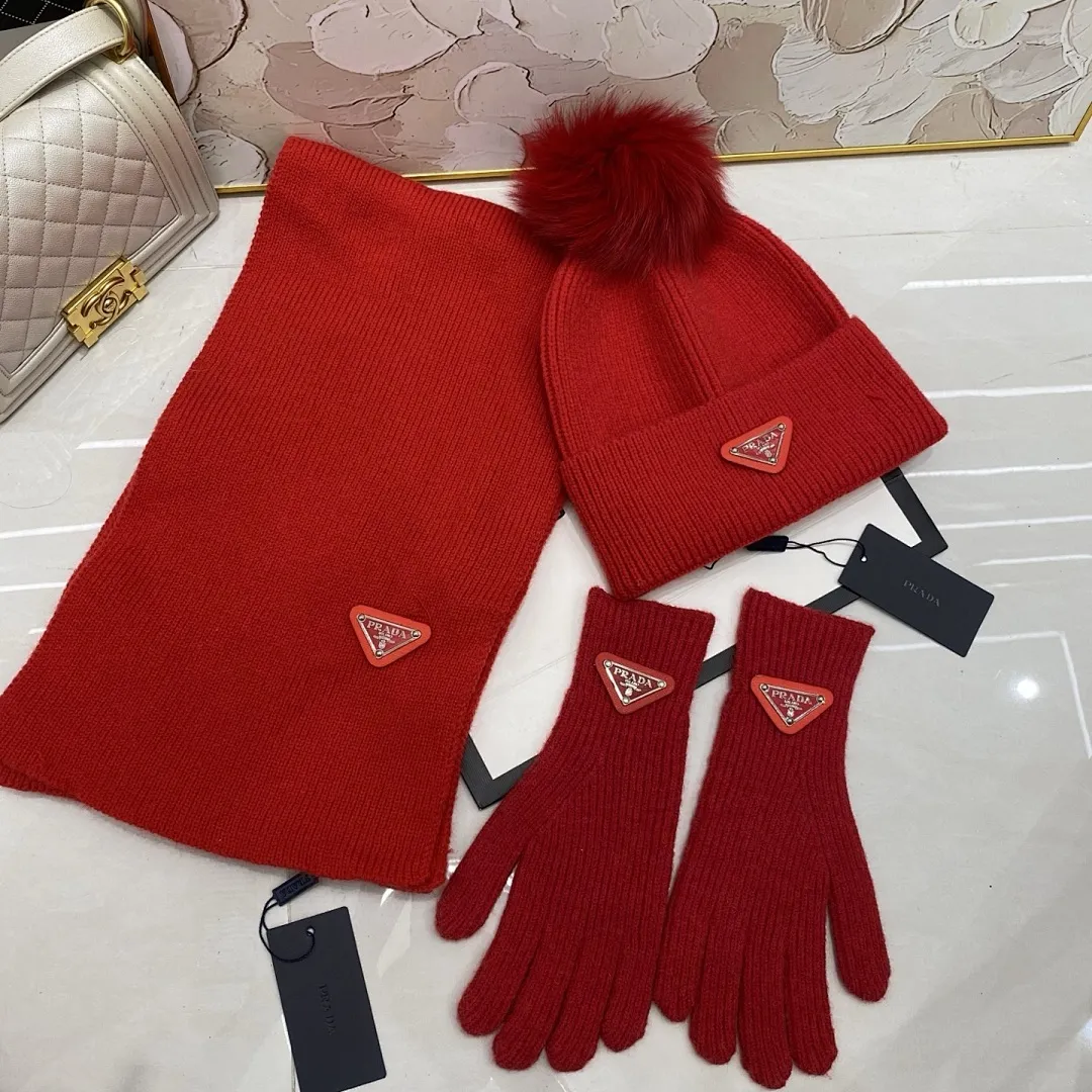 PRADA 三件套 羊绒针织帽（狐狸毛球）+围巾🧣+手套🧤