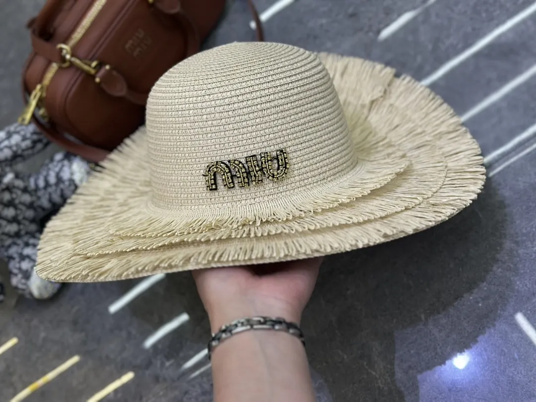 Miumiu 爆款裙边大檐帽