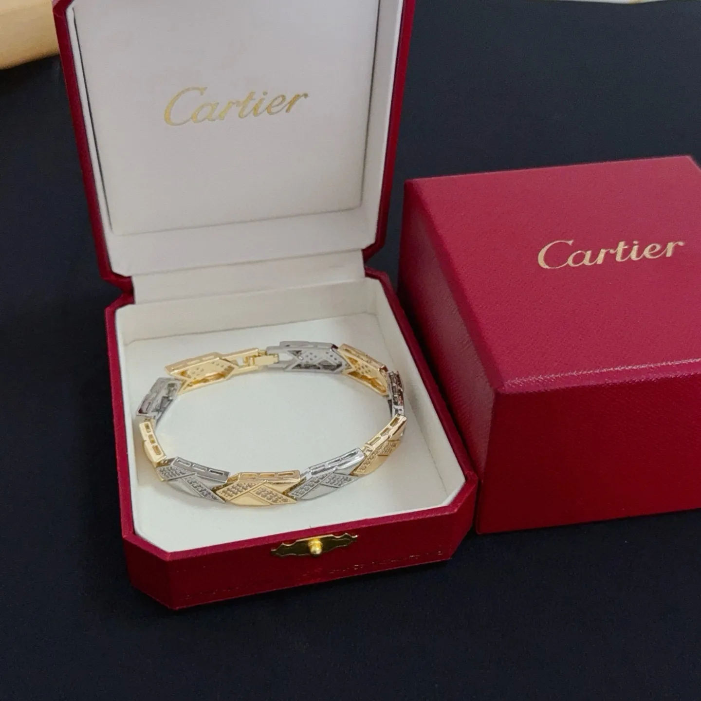 💰125 卡地亚镶钻手链 高端定制版本 镶嵌钻工艺 V金材质 经典而时尚风格 用凌厉线条重构爱情美学！打破常规，镶嵌钻设计反而成就高级感天花板&mdash;&mdash;无需浮华堆砌，爱本应纯粹如初 卡地亚受众多明星网红的爱戴 豹子系列手镯 绝对是永恒经典 而且男女不限 年龄不限 ！戴上它你就是焦点！
