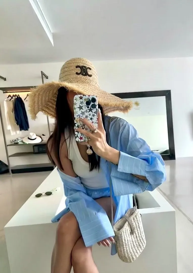 跑量🉐110 定制款，不退换！ 终于到货啦[捂脸] 🆕凯旋门专柜同款 拉菲草毛边大帽檐刺绣Logo 海边度假🏖️遮阳必须品