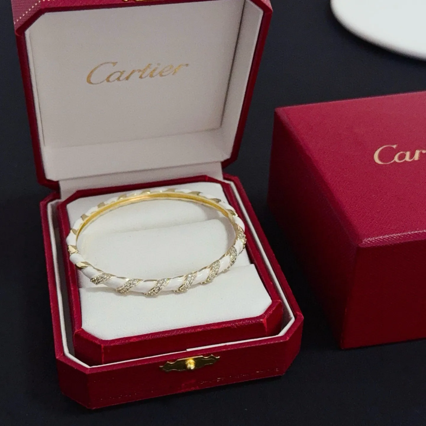 P115 卡地亚镶钻手镯 高端定制版本 镶嵌钻工艺 V金材质 经典而时尚风格 用凌厉线条重构爱情美学!打破常规,镶嵌钻设计反而成就高级感天花板——无需浮华堆砌,爱本应纯粹如初 卡地亚受众多明星网红的爱戴 豹子系列手镯 绝对是永恒经典 而且男女不限 年龄不限 !戴上它你就是焦点!
