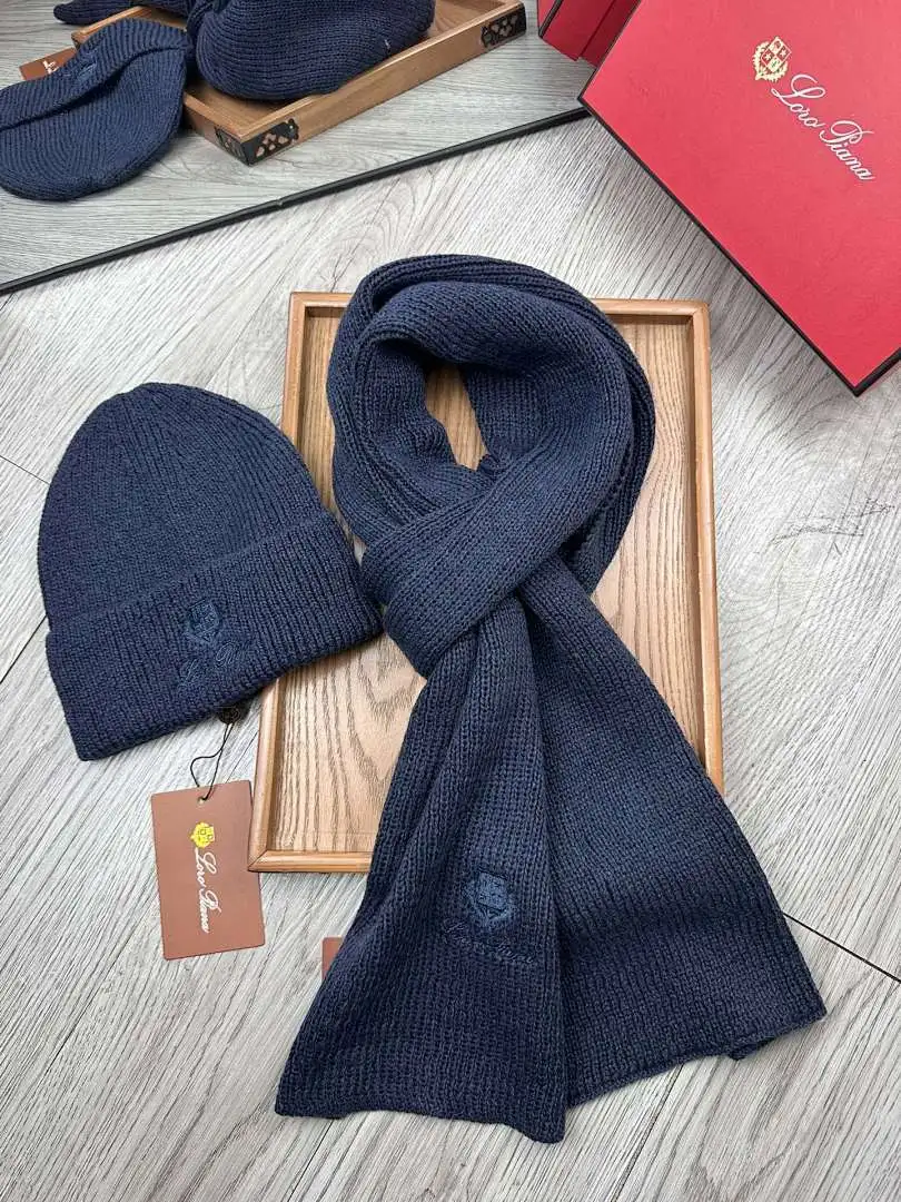 LP。 【羊毛套装帽子】经典套装帽子!帽子➕围巾!70%羊毛➕30%兔毛。暖暖哒超级舒服~冬日小姐姐减龄神器哦~这个冬天你就差这么一套套装帽子啦~又保暖又时尚!男女通用款!可以做情侣款!防伪标签吊卡齐