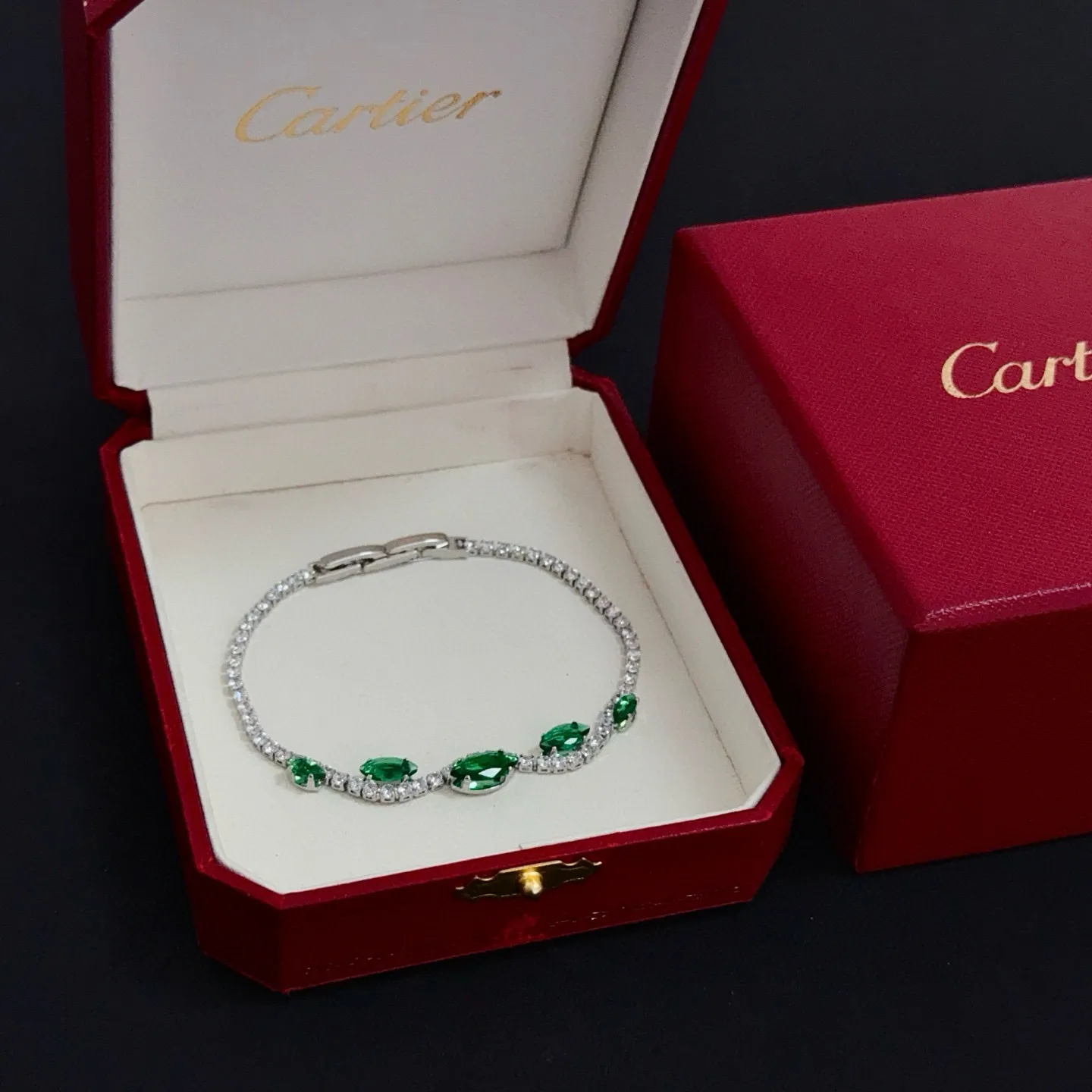 P125 卡地亚镶钻手链 高端定制版本 镶嵌钻工艺 V金材质 经典而时尚风格 用凌厉线条重构爱情美学！打破常规，镶嵌钻设计反而成就高级感天花板&mdash;&mdash;无需浮华堆砌，爱本应纯粹如初 卡地亚受众多明星网红的爱戴 豹子系列手镯 绝对是永恒经典 而且男女不限 年龄不限 ！戴上它你就是焦点！